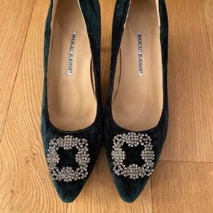 Green velvet embellished buckle pump 38